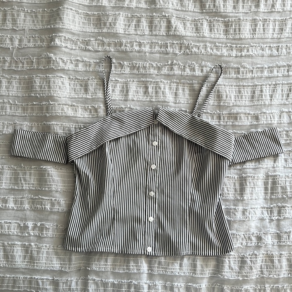 WOMEN’S Cropped Top Size Medium